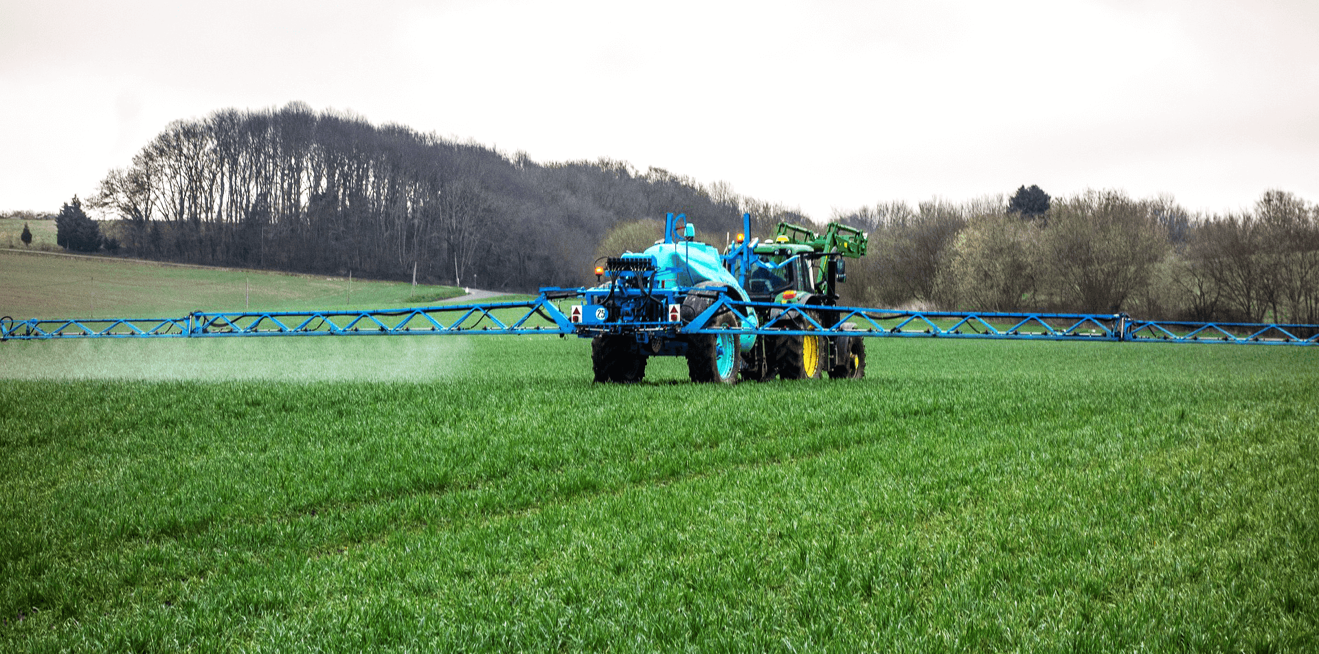 Ochrona zbóż - oprysk na polu