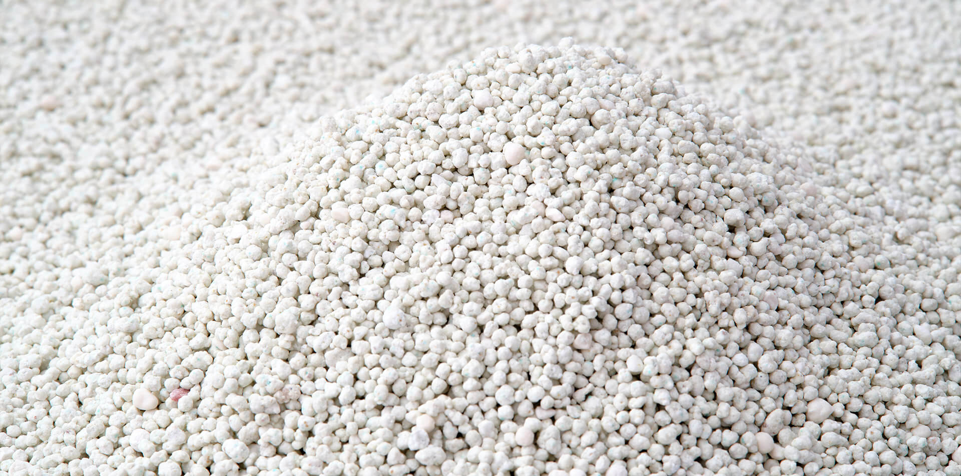 białe granule nawozu mineralnego