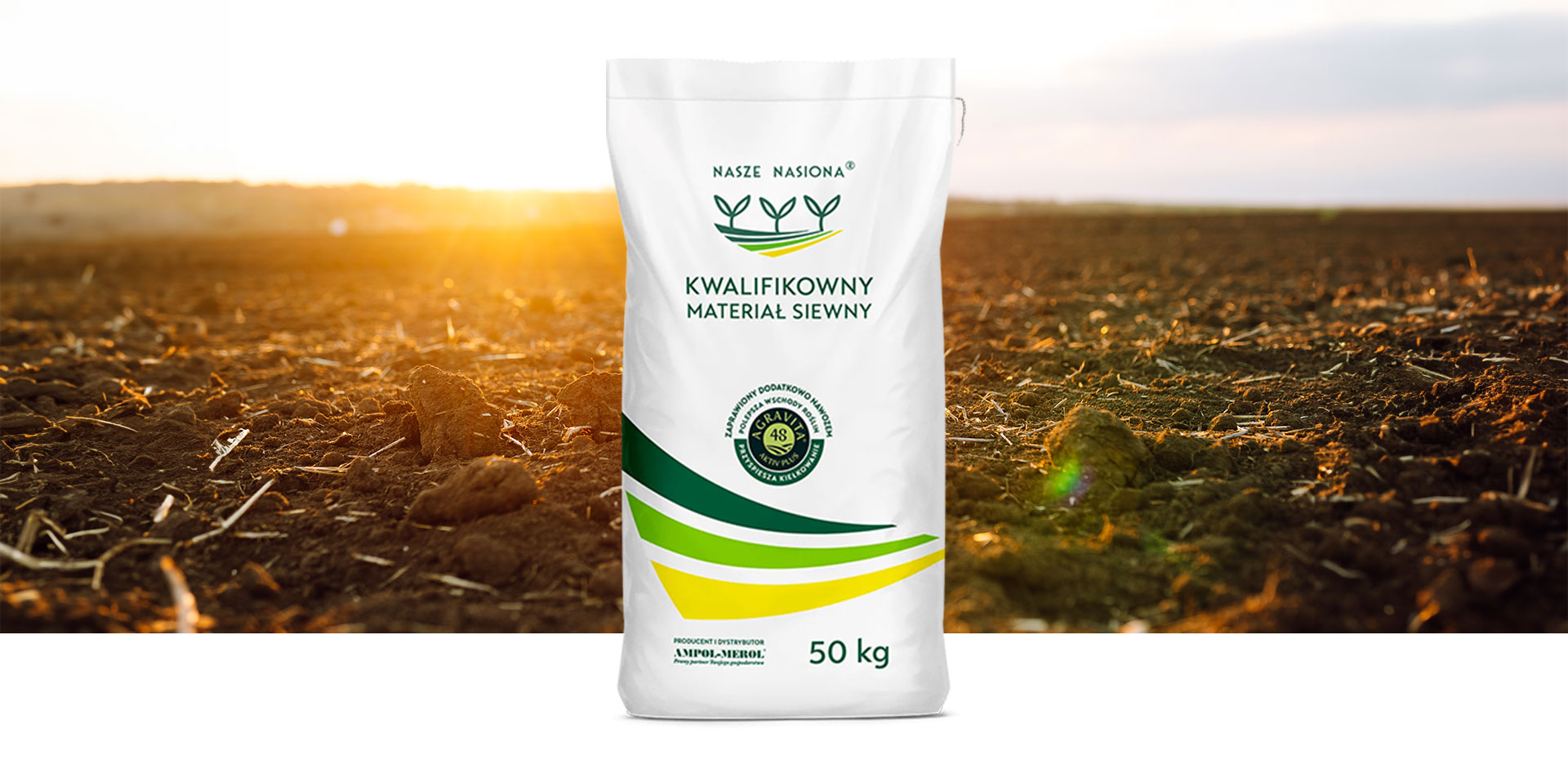 Worek nasion marki Nasze Nasiona na tle pola